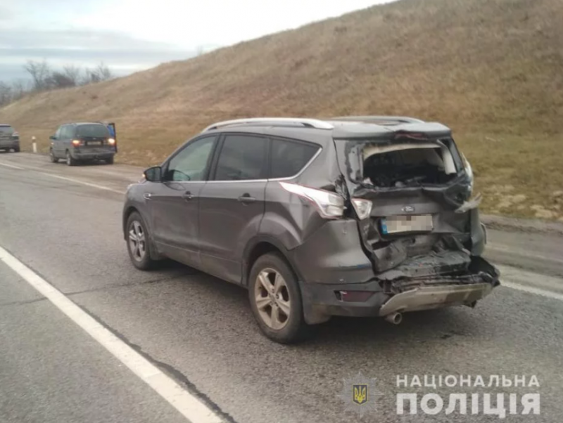 Справжня автотроща: на трасі “Київ-Чоп” зіткнулися 6 авто, є потерпілі (ФОТО)