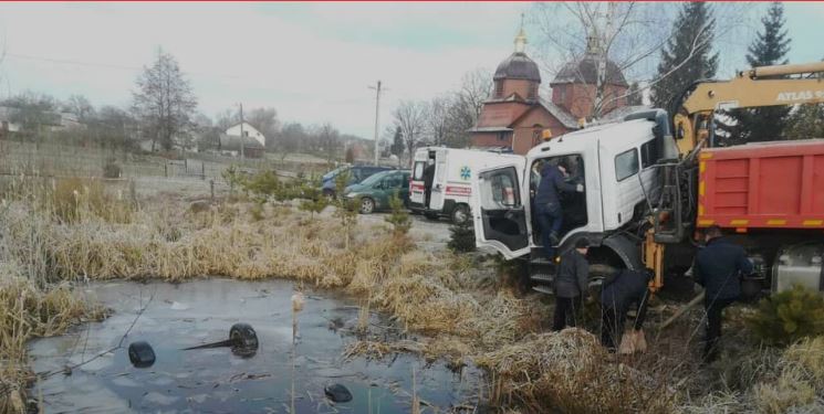 Моторошна знахідка: у водоймі в селі знайшли авто з 4 трупами (ФОТО)