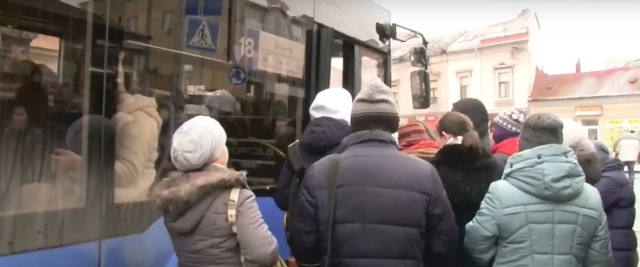 В Ужгороді в автобусах вже розраховуються банківськими картками (ВІДЕО)