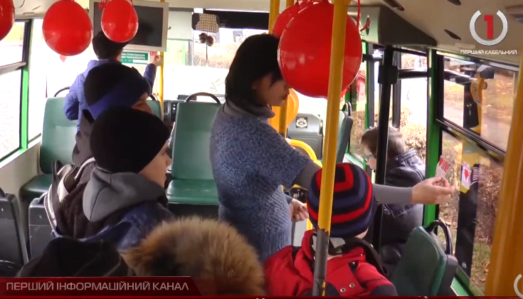 Прикрашені кульками та сердечками: Мукачевом курсували святкові автобуси (ВІДЕО)