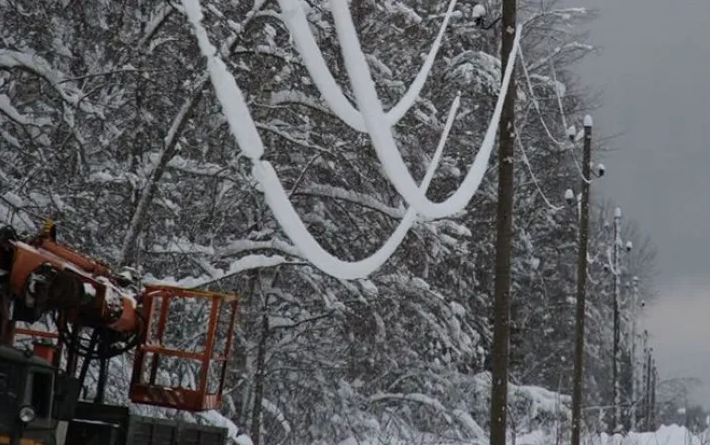 Замело снігом: на Рахівщині люди залишилися без електропостачання