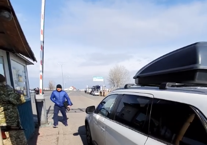 В масках з термометрами: як працюють на закарпатському кордоні (ВІДЕО)