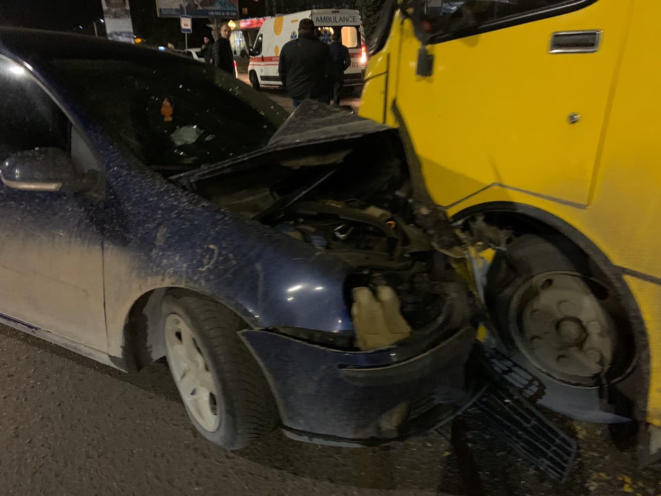 Є постраждалі: в Ужгороді авто в'їхало в автобус (ФОТО, ВІДЕО)