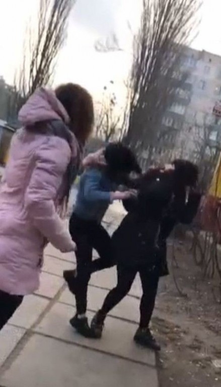 Жорстокість дівчат або булінг підлітків у Києві (ФОТО, ВІДЕО)