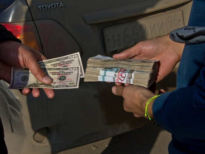 У Мукачеві здійснили рейд на валютчиків: грошові кошти вилучено