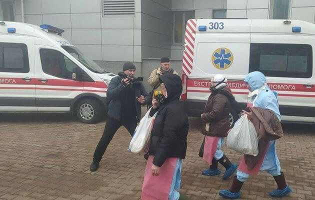В мережу «злили» відео з середини літака з евакуйованими українцями (ВІДЕО)
