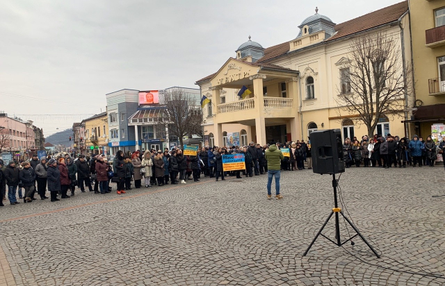 Об'єднали зусилля: у Мукачеві під стінами ратуші мітингують підприємці (ФОТО)