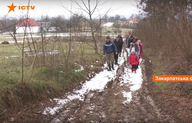 Ніби ізольовані від світу: в одне із сіл на Закарпатті не доїжджають ні швидка, ні пожежники (ВІДЕО)