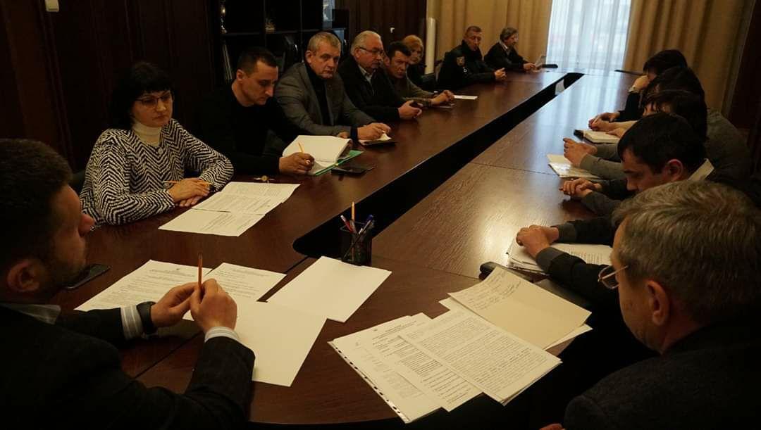 Небезпека пташиного грипу: у Мукачеві відбулося засідання надзвичайної протиепізоотичної комісії