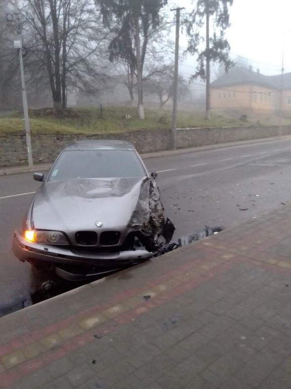 Не впорався з керуванням: у Хусті водій влетів в бордюр (ФОТО)