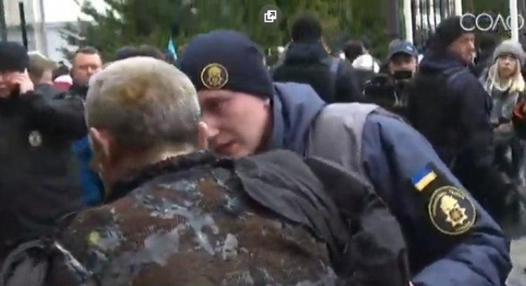 Під Офісом Президента чоловік здійснив самопідпал (ФОТО, ВІДЕО)