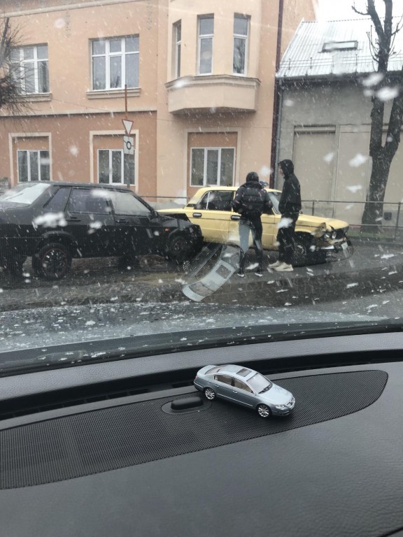 В Мукачеві через ДТП на одній з вулиць утворились затори (ФОТО)