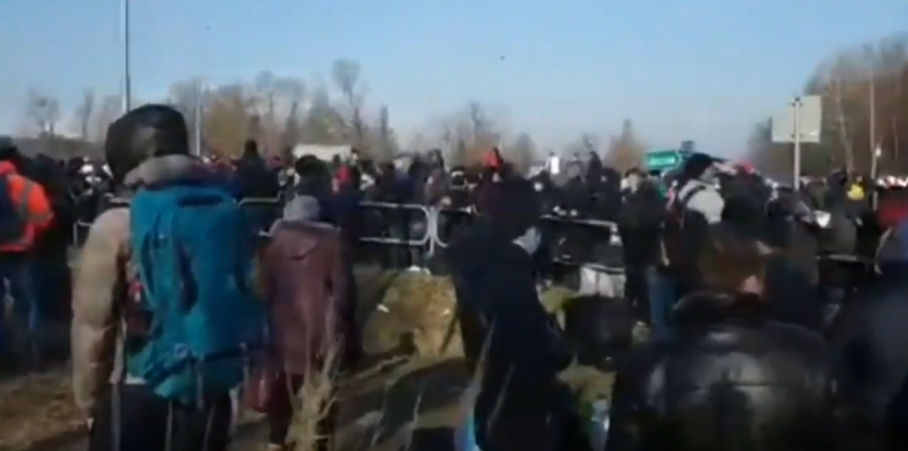 Люди прориваються через кордон: натовп на рубежі України- без захисту та дистанції (ВІДЕО)