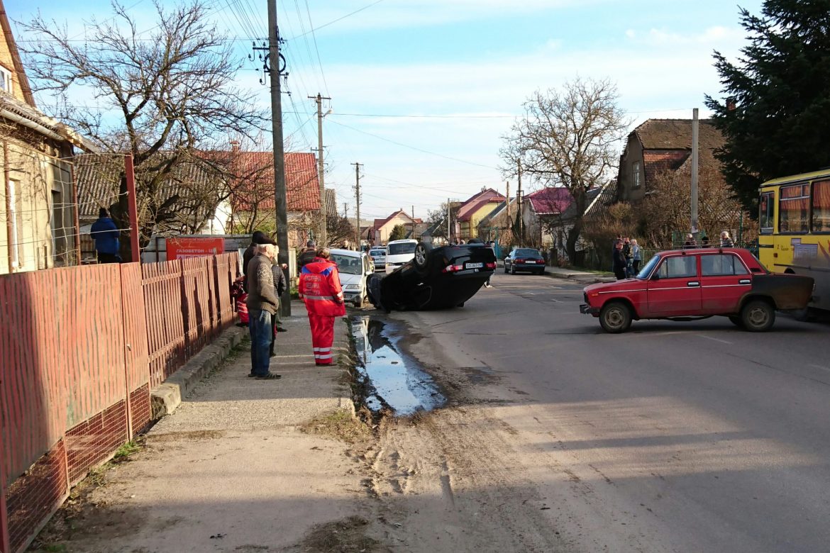 ДТП в Ужгороді: автомобіль перекинувся на дах (ФОТО)