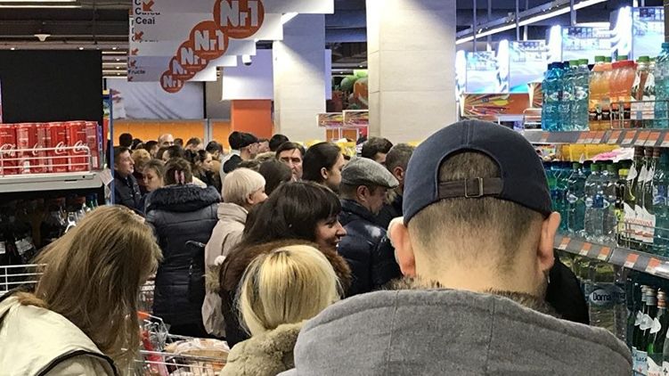 В українських супермаркетах почався ажіотаж: через коронавірус люди візками закуповують товари (ВІДЕО)