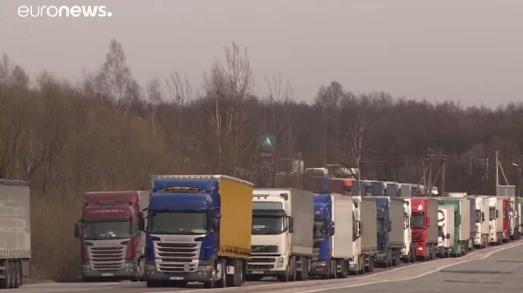 Водії у пастці: затори по півсотні кілометрів утворились на кордоні Польщі та Литви (ФОТО)