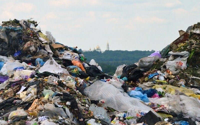Глава Закарпатської ОДА не хоче штрафувати місцевих за гори сміття, що пливуть в Угорщину