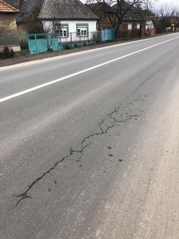Відремонтована на Закарпатті дорога вже почала руйнуватись (ФОТО)