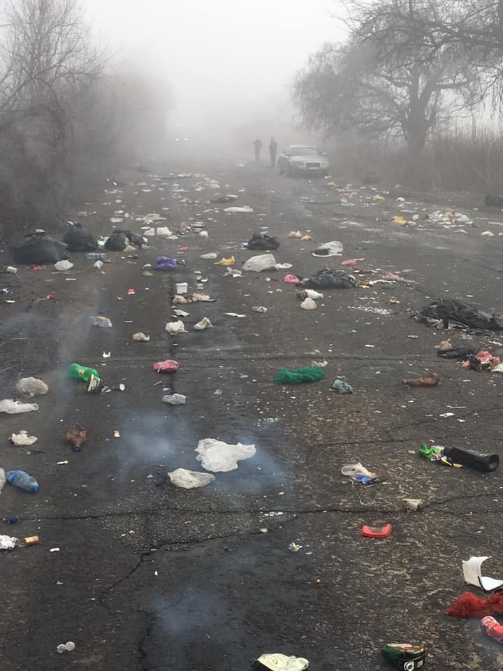 Зранку на Хустщині зафіксували кричущу картину: дорогу повністю всіяло сміттям (ФОТО)