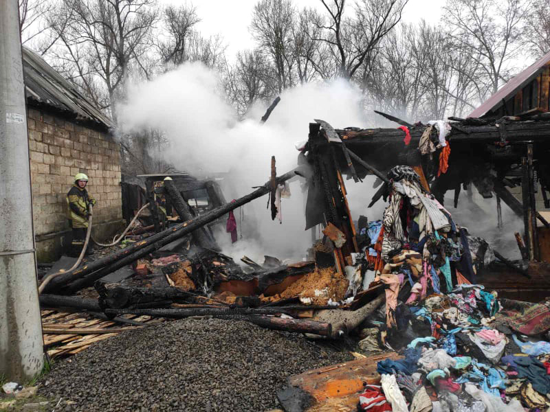 Люта пожежа: в Ужгороді горіли два житлові будинки (ФОТО)