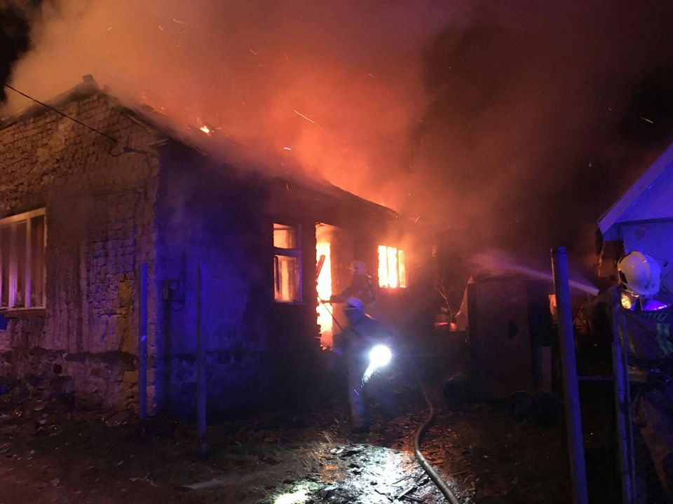 Полум’я охопило будинок: у Виноградові триває ліквідація пожежі (ФОТО)