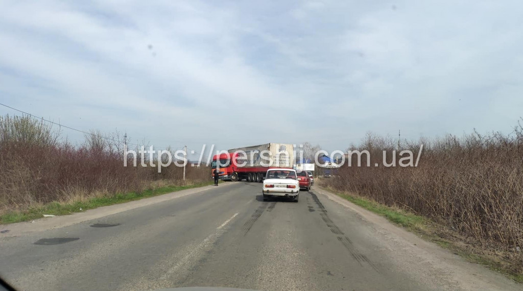 На Мукачівщині ускладнено рух через вантажівку (ФОТО)