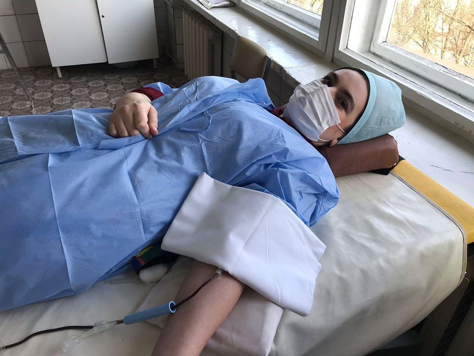 Медики-рятівники: у Мукачеві медичний персонал здає кров (ФОТО)