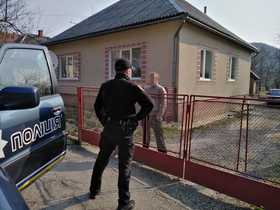 Раптові виїзди: поліція навідується до ізольованих на Закарпатті (ФОТО)