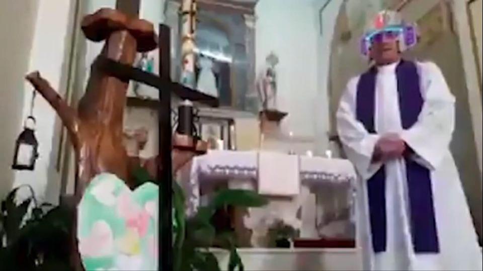 Хороший настрій гарантовано: священик забув вимкнути відеофільтри під час молитви (ВІДЕО)