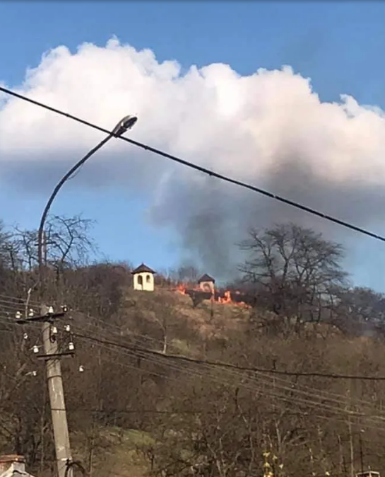 Масштабна пожежа на Закарпатті: вогонь наближається до капличок (ФОТО)