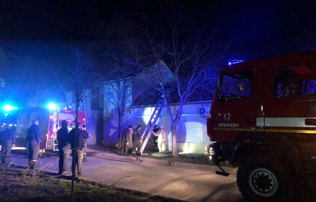 Пожежа: у Мукачеві вкотре загорівся торговий павільйон (ФОТО)