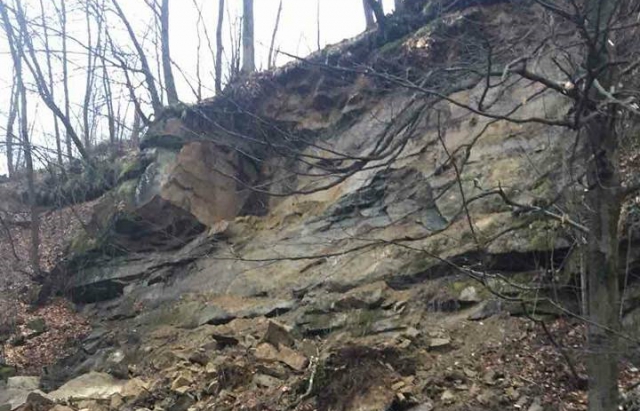 Небезпека на Тячівщині: на дорогу загрожує обвалитись 90 тонн каміння (ВІДЕО)