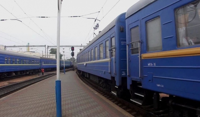 Чоловік намагався застрибнути  в потяг "Київ - Ужгород" на ходу : проводиться розслідування (ВІДЕО)