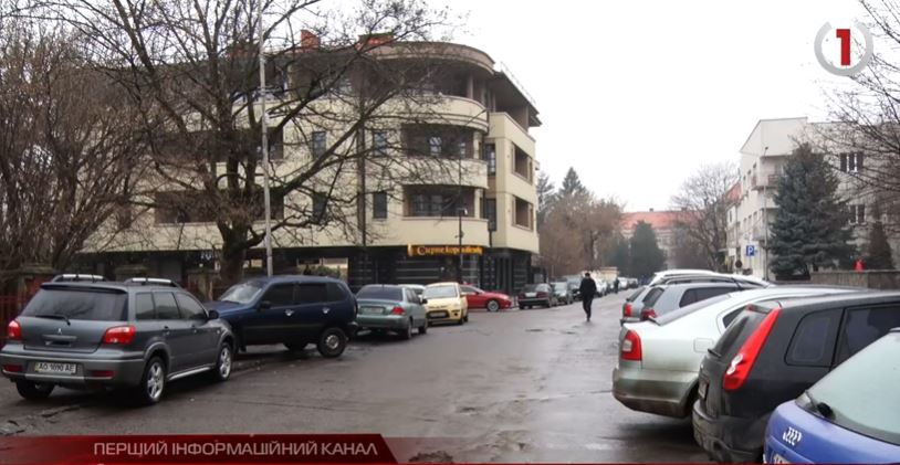 В Ужгороді водії систематично порушують правила паркування (ВІДЕО)