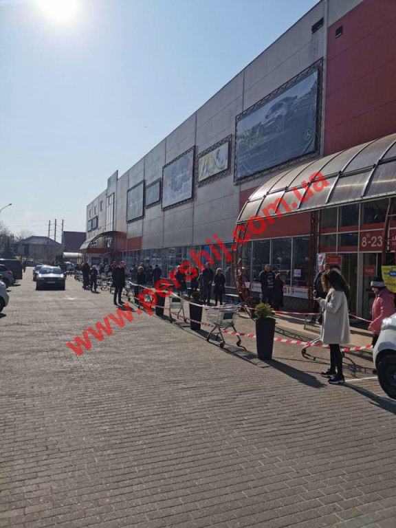 Ужгород на карантині: у супермаркети впускають по декілька людей (ФОТО)