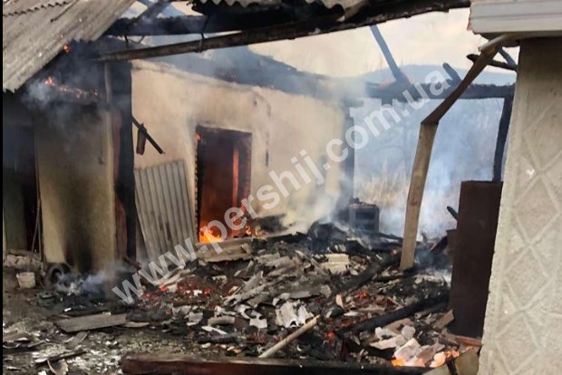 Пожежа у Завидові на Мукачівщині: полум’я приборкують (ФОТО)