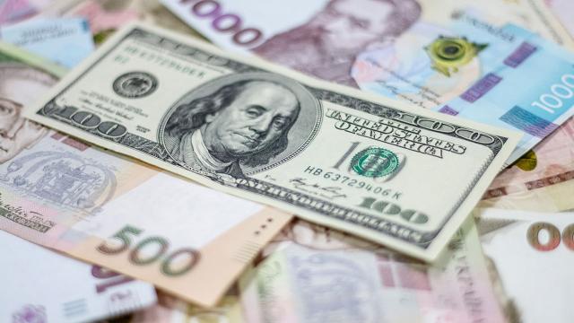 Курс валют на 22 квітня: долар мінімально подорожчав, ціна євро – впала