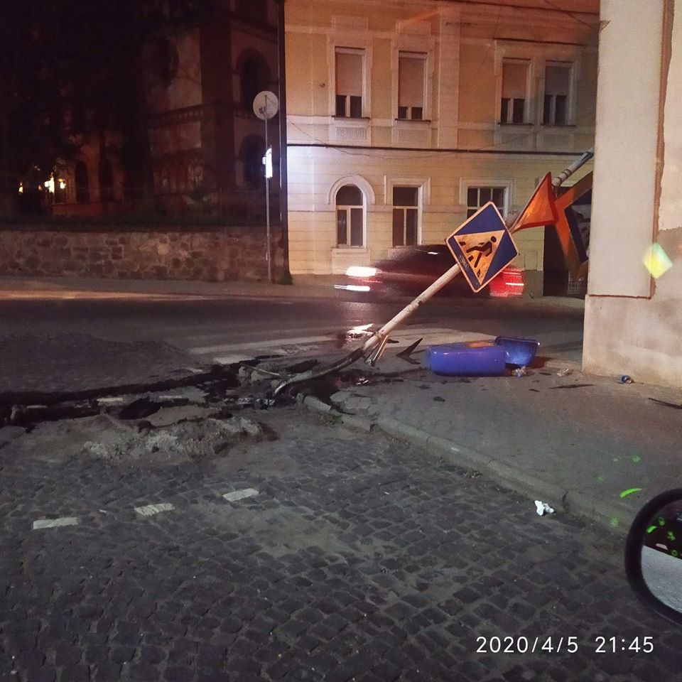 Детективи в Ужгороді: знайдено автомобіль, який збив дорожній знак (ФОТО)