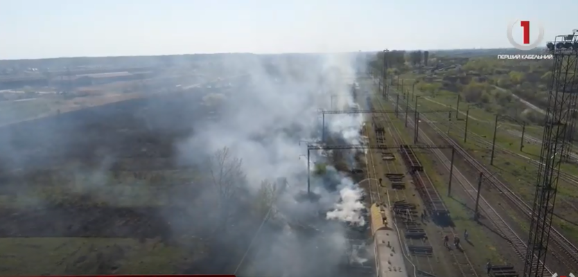 Нищівна пожежа на залізниці в Мукачеві: поряд приватні будинки і склади (ВІДЕО)