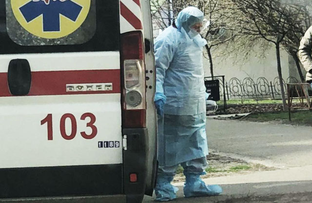 Коронавірус? На Виноградівщині біля приватного будинку помітили медиків у захисних костюмах (ВІДЕО)