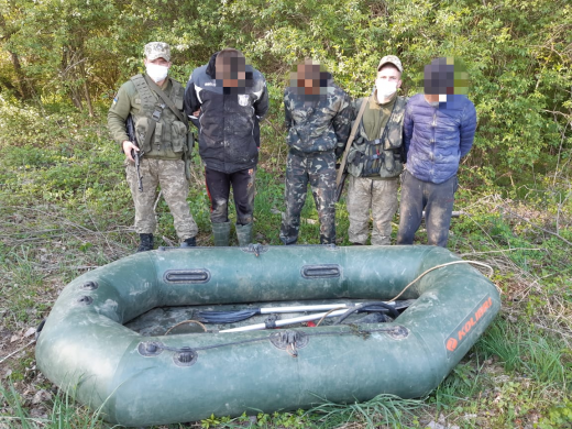 На Закарпатті біля угорського кордону затримали чоловіків з човном (ФОТО)