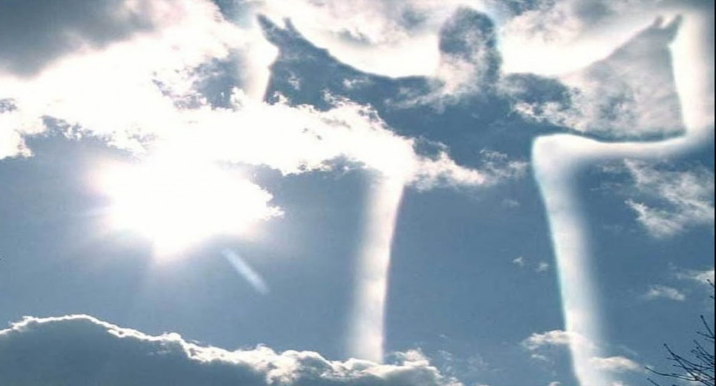 У небі над Івано-Франківською областю бачили образ Богородиці (ВІДЕО)