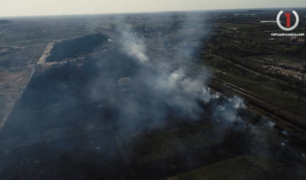У Мукачеві палають залізничні колії: масштабну пожежу показали з дрону (ВІДЕО)