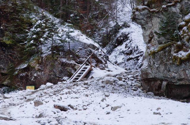 На Буковині, щоб вивозити ліс, знищили водоспад "Ворота" (ФОТО)
