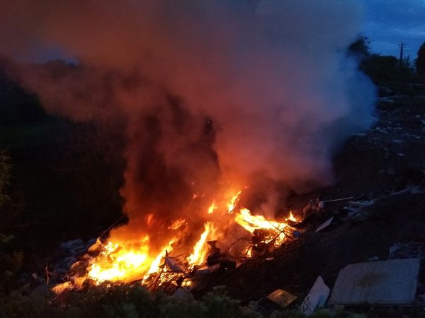 Пожежа в Ужгороді: вогонь зі сміття перекинувся на гаражне прміщення