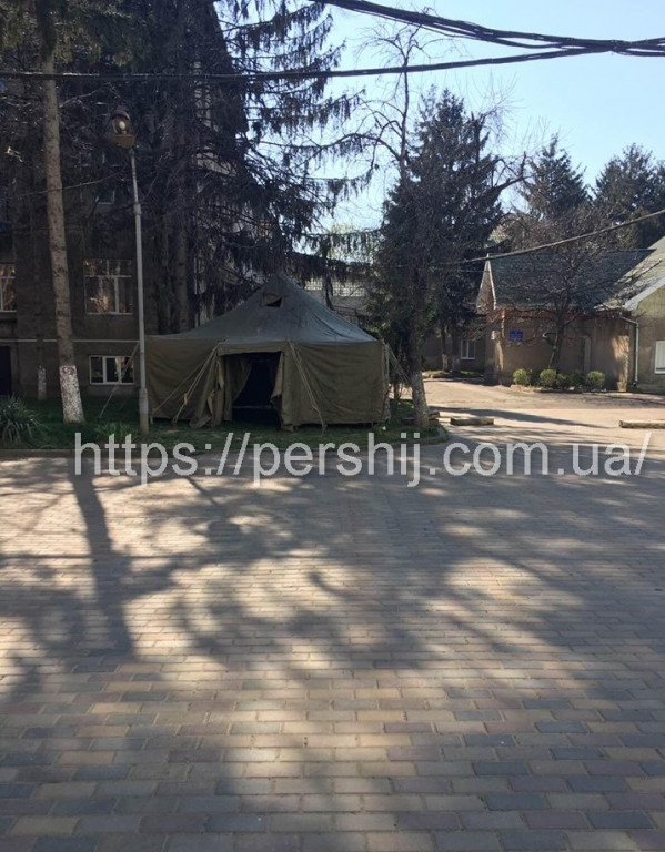 На території закарпатської обласної лікарні встановили військовий намет (ФОТО)