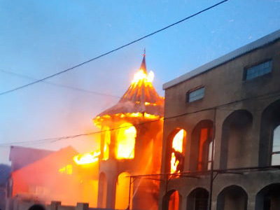 На Рахівщині 12 вогнеборців рятували палаючий будинок (ФОТО)