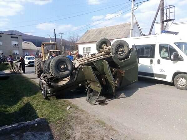 П’яна ДТП на Закарпатті: «УАЗ» на даху - деталі від поліції (ФОТО)