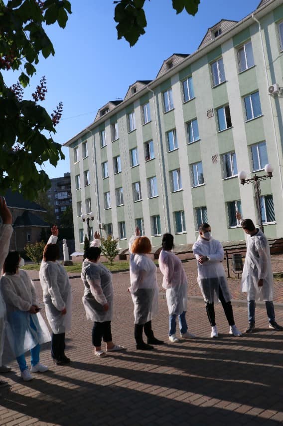 24 медичні працівники в Ужгороді уперше за тиждень вийшли на подвір’я (ФОТО)