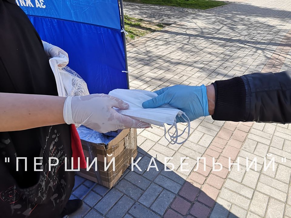 Жителі Іршави, Мукачева та Ужгородщини безкоштовно отримали медичні маски (ФОТО)